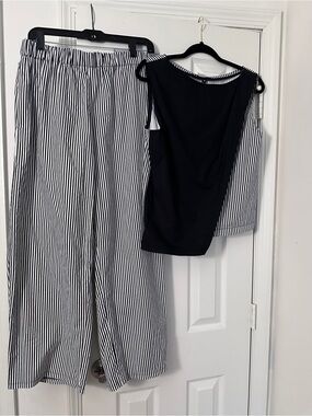 Black Tank Top & Black-and-White Striped Wide-Leg Pants Set